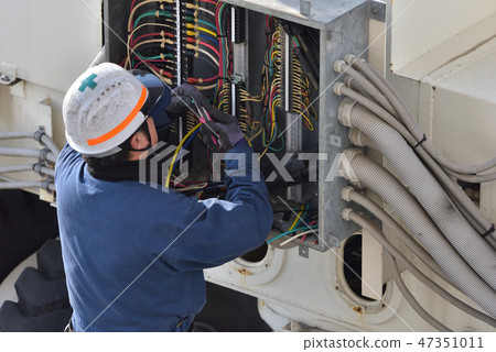 Electrical worker working on switchboard 47351011