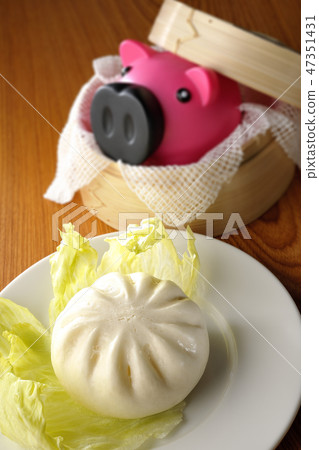 Pig in a basket 47351431