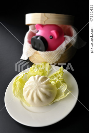 Pig in a basket 47351432