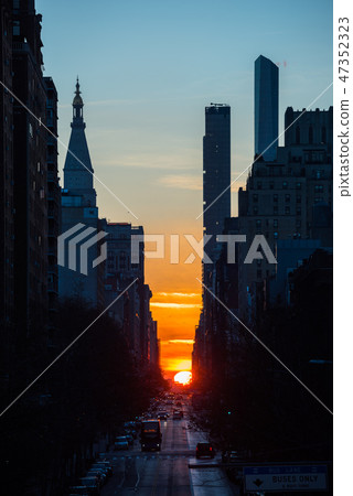 New York Reverse Manhattanhenge, Sunrise Manhattan Henji New York Reverse Manhattanhenge, Sunrise Manhattan Henji 47352323