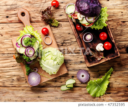 Veggie burgers with vegetables Veggie burgers with vegetables 47352595