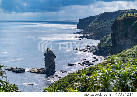 An island in the westernmost extremity of Japan, Taba rock in Yonaguni (Ogami Iwa) An island in the westernmost extremity of Japan, Taba rock in Yonaguni (Ogami Iwa) 47354214