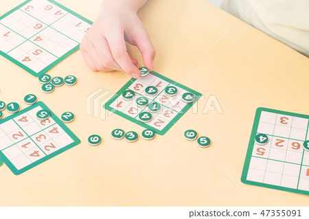 Child pays sudoku board game Child pays sudoku board game 47355091