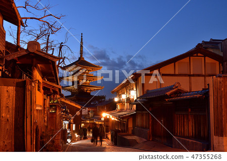 Yasaka Dori和Yasaka京都塔的夜視圖 47355268