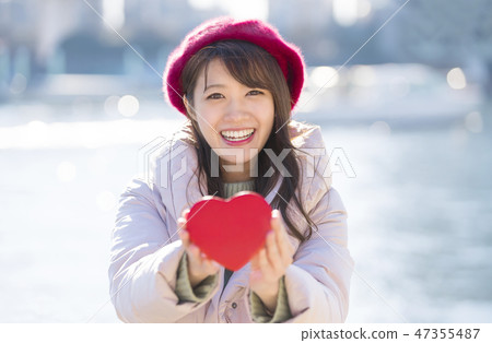 Woman with heart 47355487