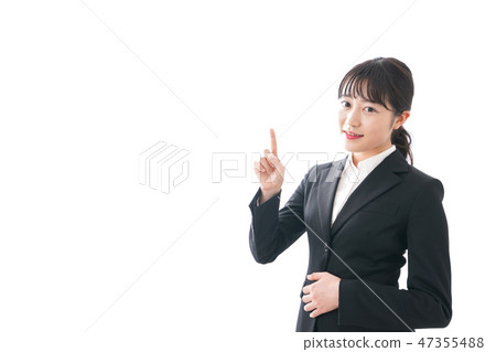 有一個手指的一個少婦在她的衣服 47355488