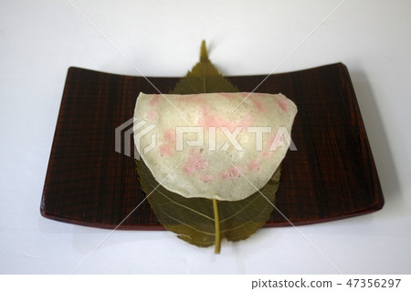 Sakura mochi 47356297