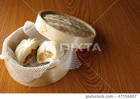 Chinese food with a steam basket 47356807