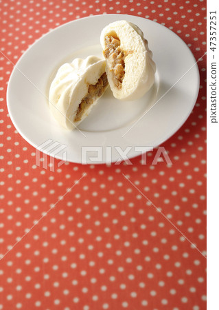 Bread meat on a plate 47357251