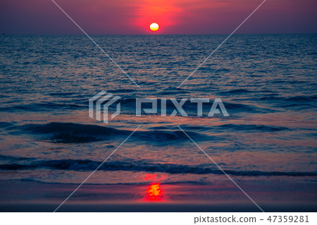 Beautiful pink sunset sun on the sea 47359281