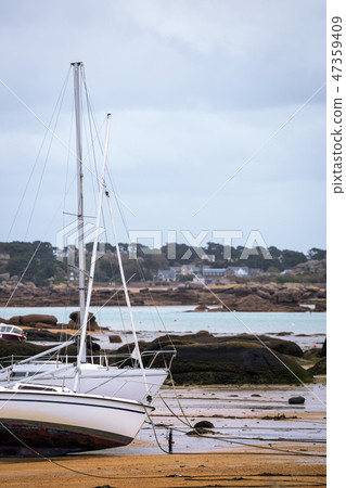 boats at low tide boats at low tide 47359409