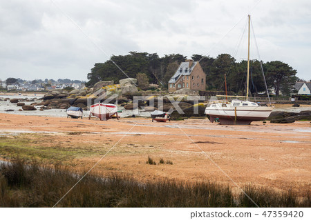 boats at low tide boats at low tide 47359420
