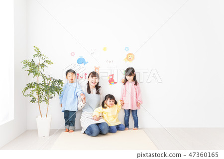 在幼兒園·托兒所·兒童花園中享受微笑的兒童和老師 47360165