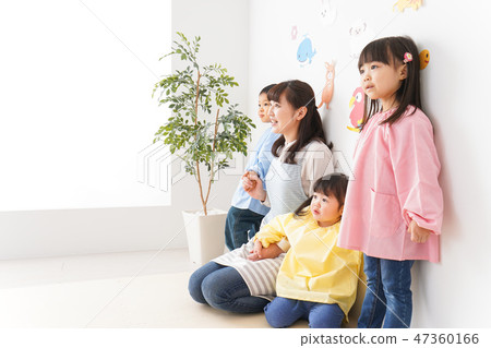 在幼兒園·托兒所·兒童花園中享受微笑的兒童和老師 在幼兒園·托兒所·兒童花園中享受微笑的兒童和老師 47360166
