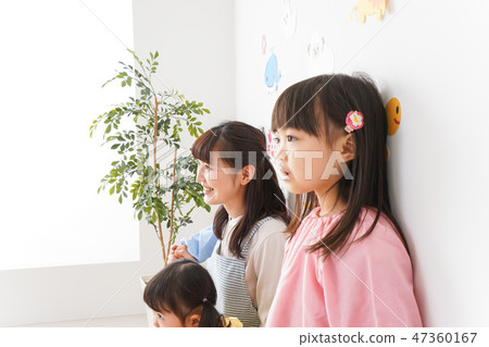在幼兒園·托兒所·兒童花園中享受微笑的兒童和老師 47360167