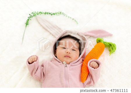 Newborn Photo Baby in Rabbit Costumes 47361111
