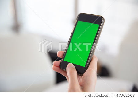 closeup hand hold smartphone with green screen closeup hand hold smartphone with green screen 47362508