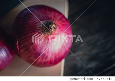 Shallot red onion on rustic wooden table 47362510