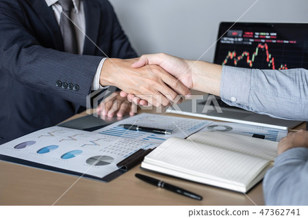 Finishing up a meeting, Handshake of two executive business peop 47362741