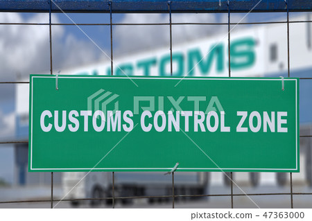 Green sign, customs control zone, on fence 47363000