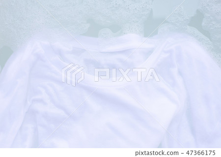 Soak cloth before washing, white t-shirt 47366175
