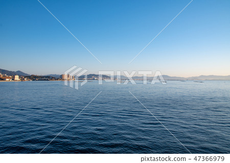 早上在瀨戶內海Miyajimaguchi附近 早上在瀨戶內海Miyajimaguchi附近 47366979