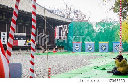 舉行大型全國比賽（通過箭頭）的京都蓮高院（Sanjusangendo）射箭館 47367253