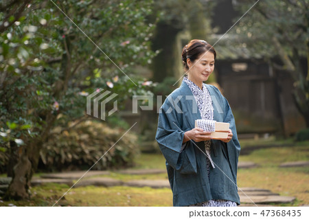 中間女性溫泉旅行浴衣室外浴圖像 47368435