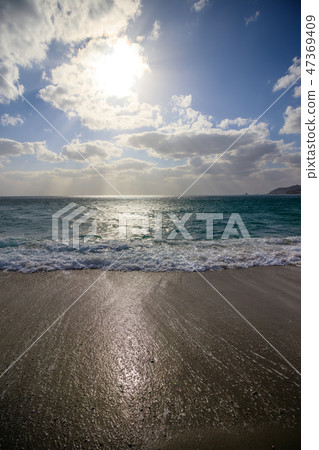 Beach and wave 47369409