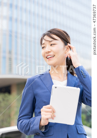 Businesswoman tablet 47369737
