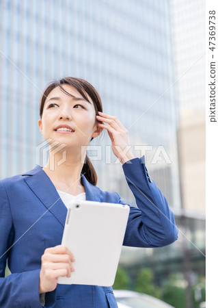 Businesswoman tablet 47369738