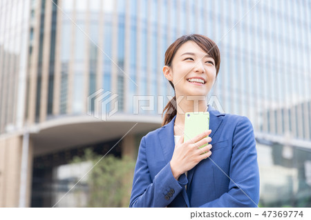 女商人智能手機 47369774