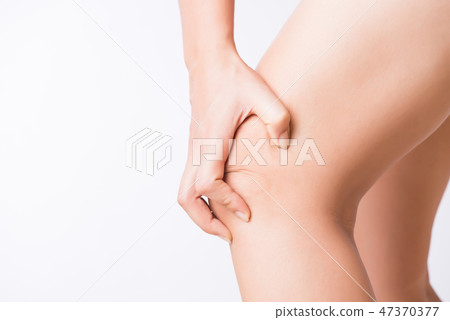 Closeup young woman in knee pain 47370377