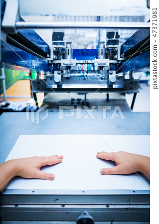 Worker setting print screening metal machine Worker setting print screening metal machine 47371981
