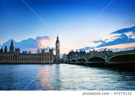 London, the UK. Big Ben, the Palace of Westminster at sunset 47374132