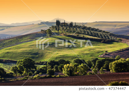 Tuscany landscape at sunrise. Tuscan farm house, green hills. 47374447