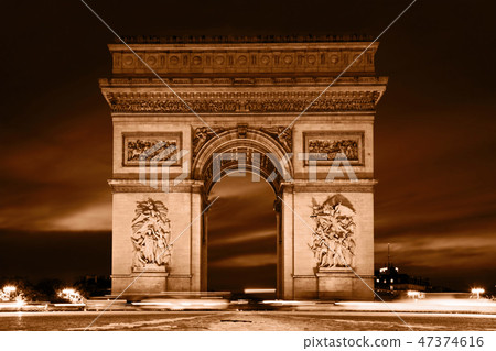 Arc de Triomphe at night, Paris, France. 47374616
