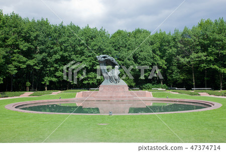 The Chopin Statue in Lazienki Park, Warsaw, Poland. The Chopin Statue in Lazienki Park, Warsaw, Poland. 47374714