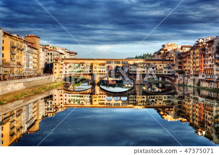 Ponte Vecchio bridge in Florence, Italy. Arno River under dark, stormy clouds. Ponte Vecchio bridge in Florence, Italy. Arno River under dark, stormy clouds. 47375071