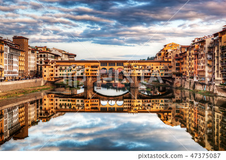 Ponte Vecchio bridge in Florence, Italy. Arno River under romantic sky Ponte Vecchio bridge in Florence, Italy. Arno River under romantic sky 47375087