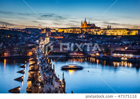 Charles Bridge on Vltava river in Prague, Czech Republic at late sunset, night. Prague Castle 47375118