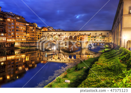 Ponte Vecchio bridge in Florence, Italy. Arno River at night Ponte Vecchio bridge in Florence, Italy. Arno River at night 47375123