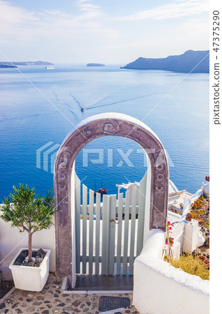 Traditional fence gate in Oia on Santorini island, Greece. 47375290