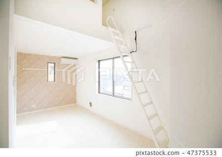 Room with loft 47375533