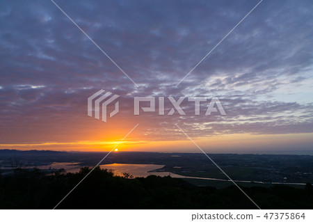 早晨煥發天空鎮剪影從Zaoyama觀測所的 47375864