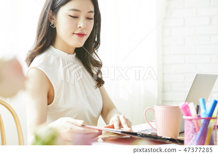 Female business woman 47377285