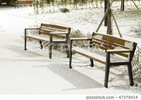 在長凳上下雪 47378414