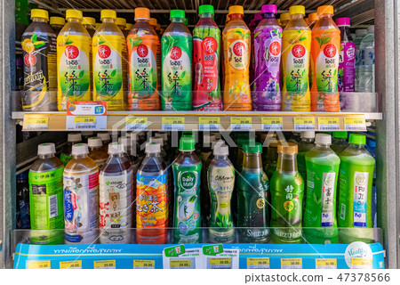 Drinks in a 7-Eleven Convenience store 47378566