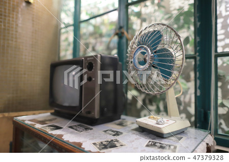 old television and the old fan at the room 47379328