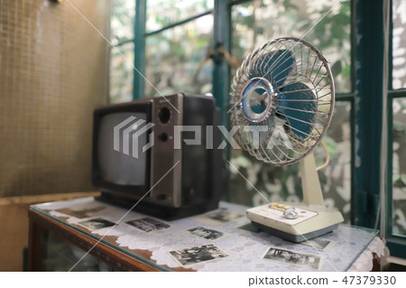 old television and the old fan at the room 47379330